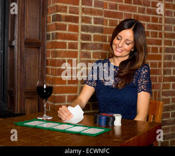 junge Frau mit dem Pokern Stockfoto