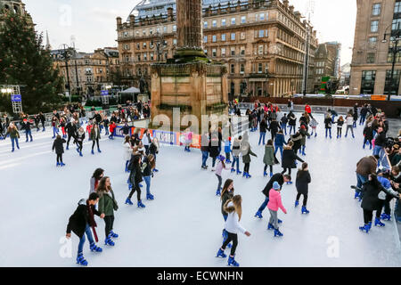 Glasgow, Vereinigtes Königreich. 20. Dezember 2014. Am letzten Samstag vor Weihnachten präsentiert synchronisierte Panik Samstag durch einige Einzelhandelsorganisationen, Glasgow Stadtzentrum war voll von Käufern, die auf der Suche nach Last-Minute. Es gab auch viele Straßenmusikanten und Organisationen bietet Unterhaltung für die erschöpften Shopper. Bildnachweis: Findlay/Alamy Live-Nachrichten Stockfoto