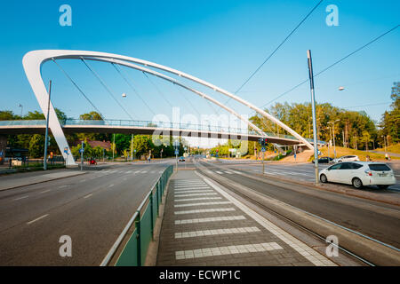 HELSINKI, Finnland - 27. Juli 2014: Fußgänger Fußgängerbrücke über der Straße. Stockfoto