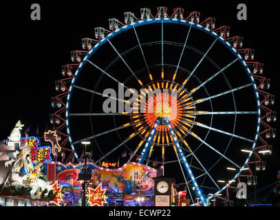 Blick auf das Oktoberfest in München bei Nacht Stockfoto