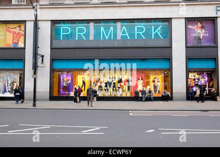 Menschen gehen vorbei Primark in der Oxford Street, London Stockfoto