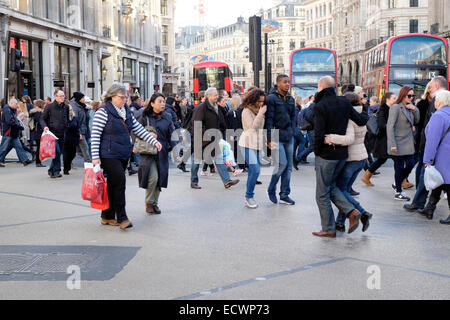 Shopper-Spaziergang auf der Oxford Street, London, UK Stockfoto