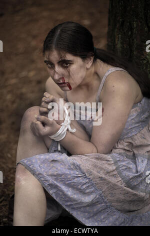 Geschlagen und gefesselt Backwood Hill Billy Mädchen 16. Juli 2014 Stockfoto