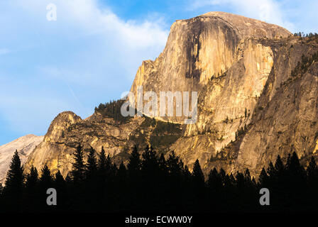 Half Dome leuchtet schön bei Sonnenuntergang. Yosemite Nationalpark, Kalifornien, USA. Stockfoto