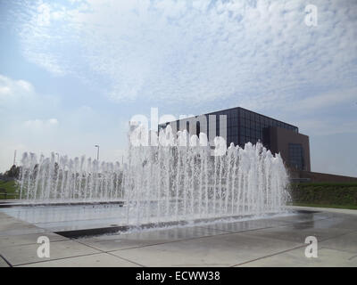 Wasserstrom auf Boden spritzt Stockfoto