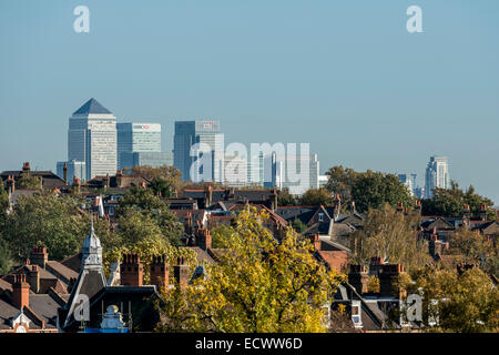 Ansichten von Canary Wharf, betrachtet der zweite financial District of London über die Dächer von Herne Hill in Süd-London Stockfoto