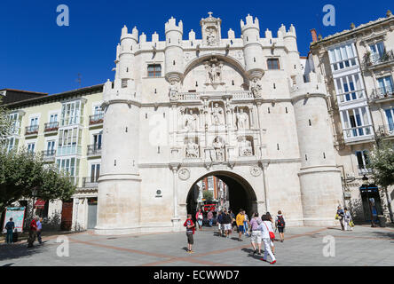 BURGOS, Spanien - 13. August 2014: Historische Stadttor im Zentrum von Burgos, Kastilien, Spanien. Stockfoto