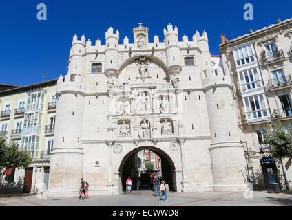 BURGOS, Spanien - 13. August 2014: Historische Stadttor im Zentrum von Burgos, Kastilien, Spanien. Stockfoto