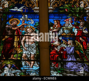 Glasmalerei-Fenster Darstellung der Taufe Jesu durch Johannes in der Kathedrale von Burgos Stockfoto