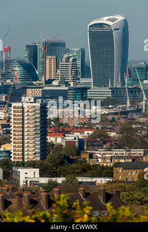 Aussicht vom One Tree Hill, Süd-London in der Stadt oder quadratische Meile einschließlich der denkmalgeschützten Gebäude das Walkie Talkie Stockfoto