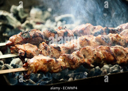 Die Fleischstücke am Spieß über Holzkohle gebraten Stockfoto