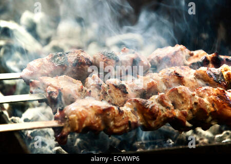 Die Fleischstücke am Spieß über Holzkohle gebraten Stockfoto