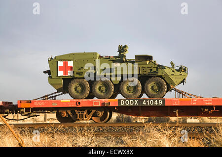 Armee medizinische Mannschaftswagen und anderen Militärfahrzeugen an Bord eine Fracht trainieren gehen Süden durch Zentral-Oregon. Stockfoto