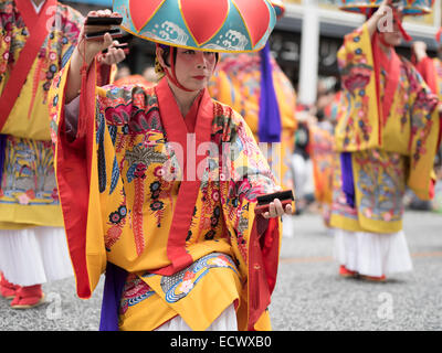 Parade der traditionellen Ryukyu Tänzer Bingata Kimonos und Hanagasa Hüte tragen. Kokusai Dori aka International Street, Okinawa Stockfoto