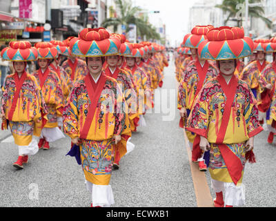 Parade der traditionellen Ryukyu Tänzer Bingata Kimonos und Hanagasa Hüte tragen. Kokusai Dori aka International Street, Okinawa Stockfoto