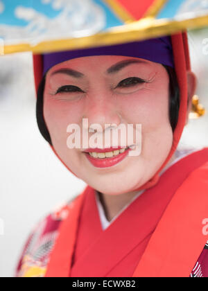 Alte traditionelle Ryukyu Tänzerin Bingata Kimono und Hanagasa Hut. Kokusai Dori aka International Street, Okinawa Stockfoto