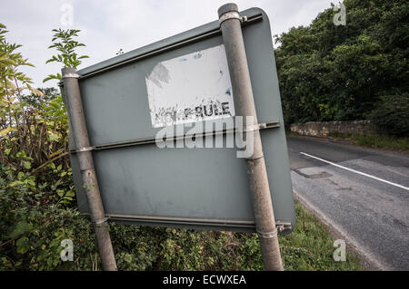 Schottland begrüßt Sie - Selbstverwaltung-Plakat aus den Überresten der 1990er Jahre auf der Rückseite der Grenze Zeichen im Jahr 2014 Stockfoto