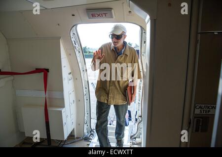 USAID Auftragnehmer Alan Gross, eingesperrt in Kuba für fünf Jahre, Wellen, da er eine Regierung Flugzeug nach seiner Freilassung 17. Dezember 2014 in der Nähe von Havanna, Kuba-boards. Stockfoto