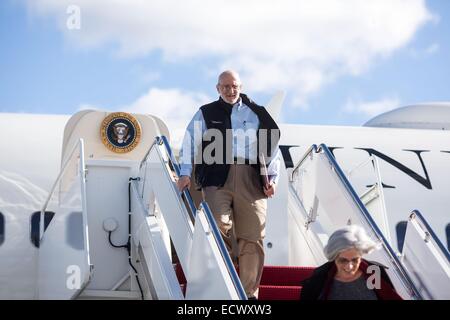 USAID Auftragnehmer Alan Gross, in Kuba für fünf Jahre ins Gefängnis geht aus dem Flugzeug nach einem Flug von Kuba nach seiner Freilassung 17. Dezember 2014 auf Andrews Air Force Base in Maryland. Stockfoto