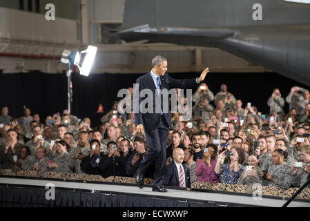 US-Präsident Barack Obama begrüßt Service-Mitglieder, wie er auf der Bühne geht, um die Truppen markiert das Ende der Kampfhandlungen in Afghanistan während eines Besuchs in Joint Base McGuire Dix 15. Dezember 2014 in Lakehurst, New Jersey zu beheben. Stockfoto