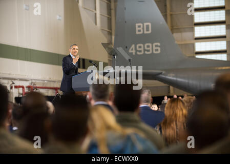 US-Präsident Barack Obama spricht mit Soldat innen markiert das Ende der Kampfhandlungen in Afghanistan während eines Besuchs in Joint Base McGuire Dix 15. Dezember 2014 in Lakehurst, New Jersey. Stockfoto