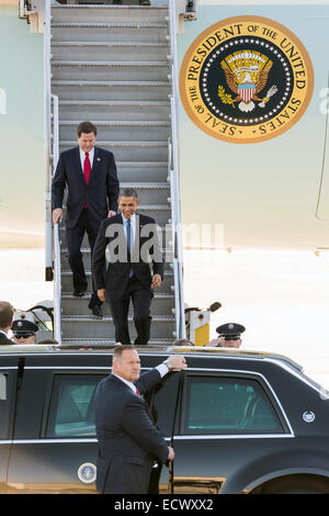 US-Präsident Barack Obama steigt aus der Air Force One nach der Ankunft in Adresse Soldat innen markiert das Ende der Kampfhandlungen in Afghanistan während eines Besuchs in Joint Base McGuire Dix 15. Dezember 2014 in Lakehurst, New Jersey. Stockfoto