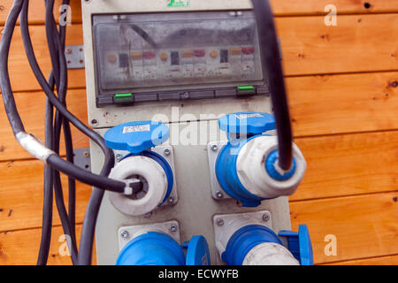 elektrische Anschlüsse an das Stromnetz angeschlossen Stockfoto