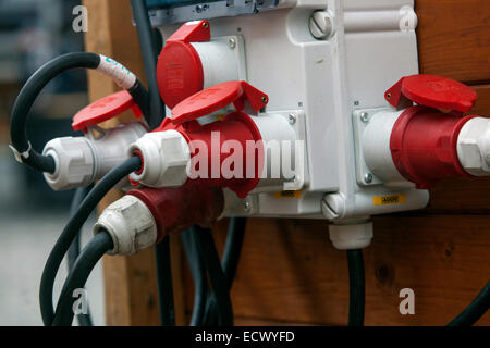 elektrische Anschlüsse an das Stromnetz angeschlossen Stockfoto