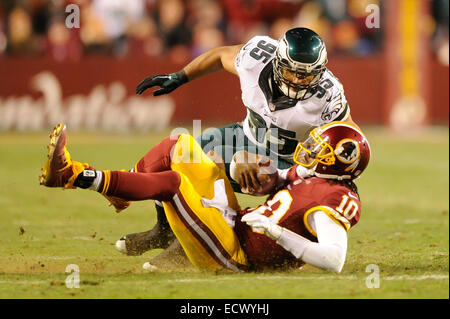 20. Dezember 2014: Washington Redskins quarterback Robert Griffin III (10) Folien vor dem hit von Philadelphia Eagles innen Linebacker Mychal Kendricks (95) während der Nachsaison Matchup zwischen den Philadelphia Eagles und die Washington Redskins bei FedEx Field in Landover, Maryland. Stockfoto