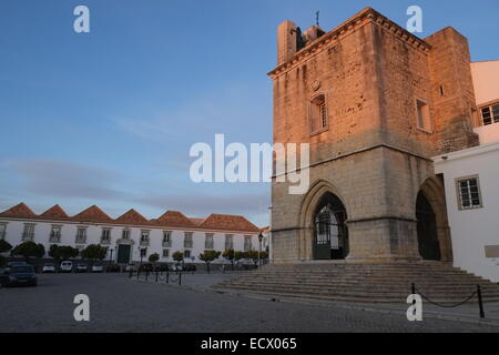 Kirche in Faros Altstadt gelegen. Auf lokaler Ebene genannt: Igreja da Sé Stockfoto