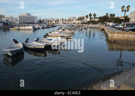 Faro Stadt Marina mit angedockten Fischerei und Freizeit Boote. Im Hintergrund eine Steintreppe in den Vordergrund und Hotel Eva Stockfoto