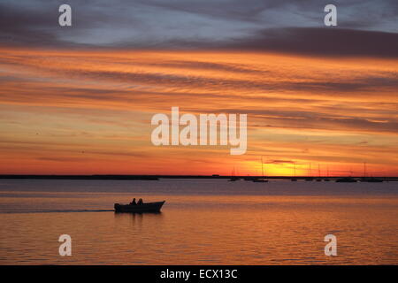 Fischer nach Hause während späten Sonnenuntergang in Faro, Algarve Stockfoto