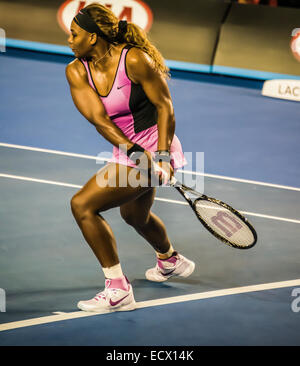 Serena Williams USA Tennis Spieler-Champion bei den Australian Open.  zeigen ihren Bizeps und mit Fans Stockfoto