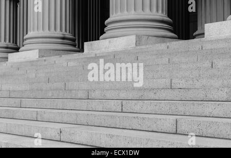 Säulen und Treppen in schwarz und weiß Stockfoto