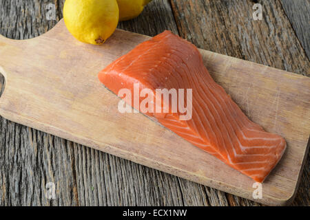 Lachs mit Zitronen auf Holz Hintergrund Stockfoto