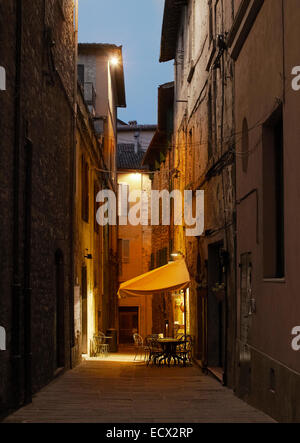 Blick auf Café-Tisch in Stadt Gasse bei Einbruch der Dunkelheit beleuchtet Stockfoto