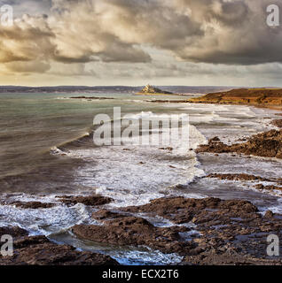 Malerische Aussicht auf die Küstenlandschaft mit Wellen, die an steinigen Strand Stockfoto