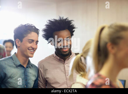 Studenten, die im Chat während der Pause im Klassenzimmer Stockfoto