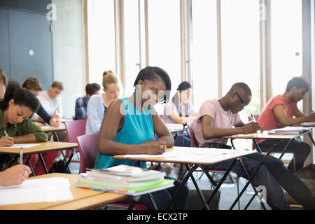 Studenten, die die Prüfung im Klassenzimmer Stockfoto