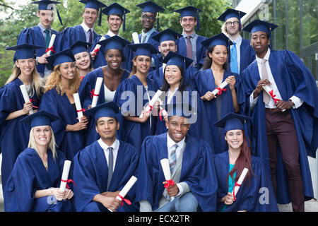 Porträt der Studenten in Graduierung Kleider im freien Stockfoto