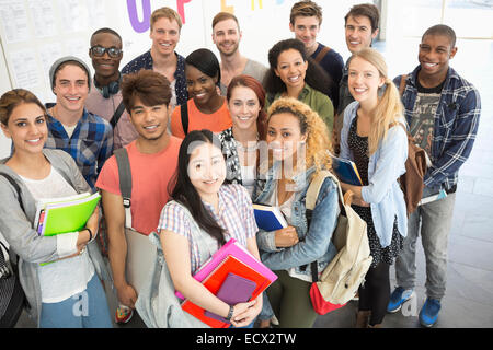 Gruppenbild der Studenten zusammen stehen im Flur Stockfoto