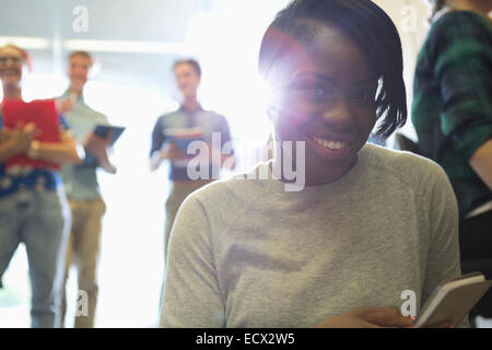 Porträt der Universität Student SMS im Korridor Stockfoto