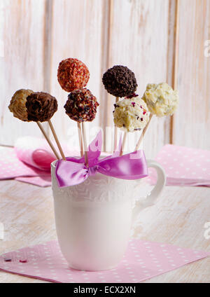 Cake pops in eine weiße Tasse. Selektiven Fokus Stockfoto