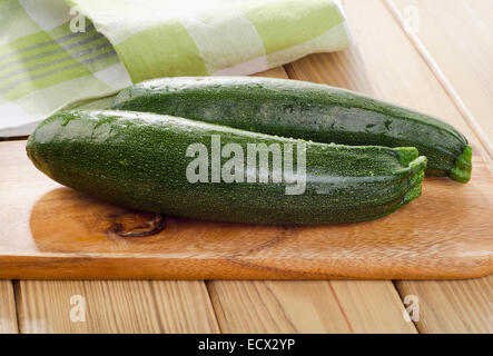 Frische Zucchini auf einem Holzbrett. Selektiven Fokus Stockfoto