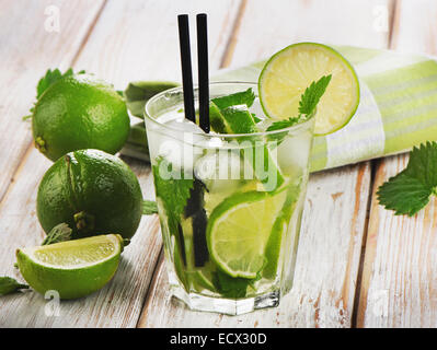 Mojito cocktail und frischen Zutaten. Selektiven Fokus Stockfoto