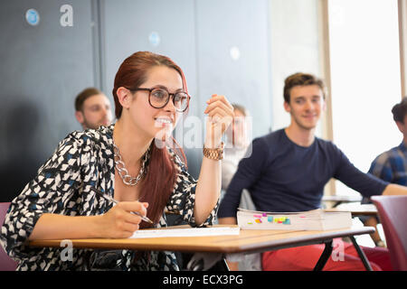 Studentin, Notizen machen und hören während Seminar im Klassenzimmer Stockfoto