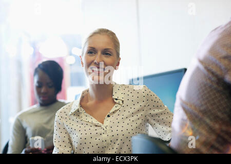 Uni-Student Seminar, junge Frau SMS im Hintergrund hören lächelnd Stockfoto