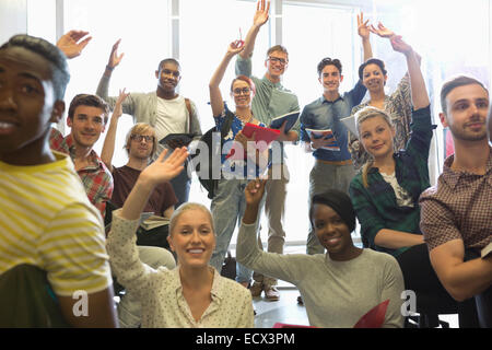 Lächelnde Studenten Erziehung ihrer Hände am seminar Stockfoto