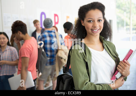 Porträt des Lächelns Studentin im Flur stehen Stockfoto