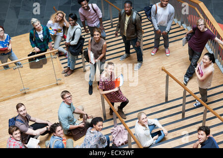 Porträt von Universitätsstudenten zusammenstehen auf Treppe Stockfoto